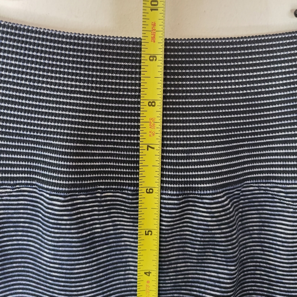 Lululemon Ebb to Train Tight HR Legging in Wash White/Black/Luna Sz 4 - Picture 11 of 12